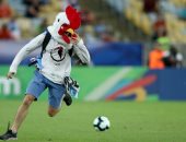 صور.. مشجع بقناع "فرخة" يقتحم مباراة أوروجواي وتشيلي 