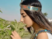 صور.. فتاة صعيدية تروج للسياحة فى أسيوط بارتداء الزى الفرعونى