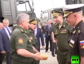 فيديو.. وزير الدفاع الروسى يحمل رغيف خبز خلال جولة له.. اعرف السبب