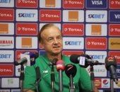 مدرب نيجيريا: الجزائر حسمت المباراة بقوة وسط الملعب وبونجاح أرهقنا