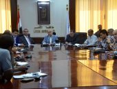 صور.. محافظ الأقصر يبحث أسباب تأخر المشروعات ويكلف بسرعة إنجاز العمل