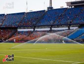صور.. استاد القاهرة يستعد لاستقبال مباريات اليوم برش المياه