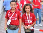 علموهم الانتماء.. أحفاد هانى شاكر يساندون المنتخب بالأعلام و"تى شيرت" مصر 