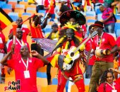 بقناع "الغوريلا" جماهير أوغندا تؤازر منتخبها أمام زيمبابوى
