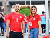 شاهد.. زوجة محمود علاء تدعم المنتخب من الملعب أمام الكونغو