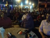 فيديو.. "التشجيع ملهوش كبير ".. محافظ كفر الشيخ يشارك المواطنين مشاهدة مباراة مصر والكونغو