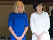 سيدة فرنسا الأولى تخلع حذائها خلال ورشة عمل على هامش قمة العشرين بطوكيو