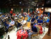 الجماهير تشاهد لقاء مصر والكونغو على مقاهى المحروسة