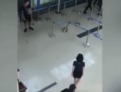 لرفضها التقاط صورة تذكارية.. 3 ركاب يعتدون بالضرب على مضيفة فيتنامية (فيديو)