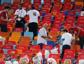 صور.. الجمهور يقوم بتنظيف المدرجات بعد الفوز على الكونغو