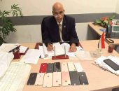 ضبط مضيف جوى بالمطار حاول تهريب هواتف "آيفون" بوضعها حول جسده