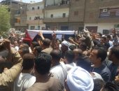 تشييع جنازة 3 شباب من قرية ببنى سويف لقوا مصرعهم فى حادث بالطريق الإقليمى
