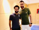شاهد.. أبو جبل يلتقط صور تذكارية مع صلاح في ظهوره بمعسكر المنتخب