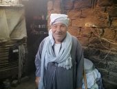 فيديو وصور.. مأساة عجوز يناشد محافظ سوهاج ترميم مسكنه