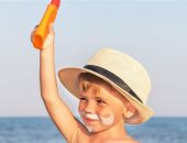 لو رايحة الساحل وخايفة على طفلك من ضربة الشمس اعرفى إزاى تحميه