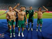 10 صور لا تفوتك من مباريات الخميس.. لافتة الجزائر الأبرز