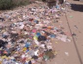 تراكم القمامة بشوارع مدينة منشاة القناطر يزعج الأهالى