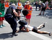 سحل وضرب لمتظاهرين خلال احتجاجهم ضد مخاطر التغير المناخى فى فرنسا