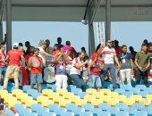 صور.. أعلام الزمالك تغزو مدرجات السويس لمؤازرة تونس أمام مالى