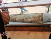 شاهد.. "كارتوناج" أثرى استخدم فى لف مومياء منذ 3 آلاف سنة لحمايتها بالفيوم