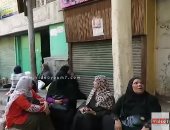 أمهات طلاب الثانوية العامة يفترشون الأرصفة ويقرأن القرآن أمام اللجان