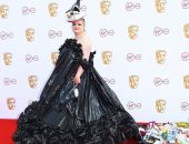 ممثلة بريطانية ترتدى فستانا من أكياس القمامة فى حفل جوائز بافتا