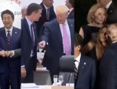 أبرز مواقف ترامب فى قمة العشرين × 5 فيديوهات.. تصرف غريب مع رئيس وزراء إسبانيا.. ولقطة محرجة لرئيس وزراء اليابان.. وماكرون يهمس فى أذنه.. وقبلات زوجات الرؤساء خلال الصور العائلية.. و"نخب القمة" مع بوتين