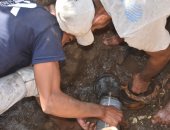 شاهد أعمال شركة المياه بغسيل شبكة خط الرياينة بأرمنت لخدمة الأهالى