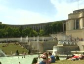 شاهد.. سياح يلجأون إلى "نوافير المياه" لمواجهة ارتفاع الحرارة فى باريس