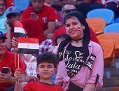 علمك فى إيدك وشجع مصر.. هكذا ظهرت الجماهير فى مواجهة أوغندا