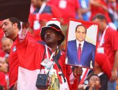 شاهد.. مشجع يرفع صورة الرئيس السيسى فى مواجهة مصر وأوغندا