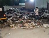 تراكم القمامة على جانبى الطريق بشارع القومية العربية بإمبابة