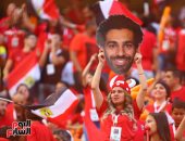 بوجه صلاح وزى فرعونى.. هكذا دعمت الجماهير المنتخب أمام أوغندا