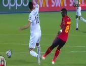 فيديو.. إصابة قوية لكوكا ويغادر مواجهة أوغندا على سيارة الإسعاف