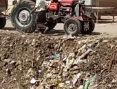 صور.. شكوى من إلقاء القمامة فى بحر قرية بهنباى بمحافظة الشرقية