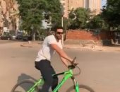 فيديو..  حسن الرداد يتجول فى شوارع القاهرة "على العجلة"