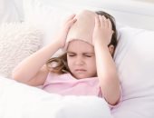 ألم الدماغ وحساسية من الضوء.. هذه أبرز أعراض صداع الأطفال
