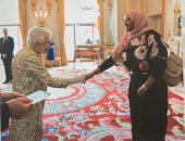 الهجرة تهنئ شابة مصرية كرمتها الملكة إليزابيث لأعمالها الخيرية