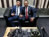 صور.. جمارك المطار تضبط محاولة تهريب مناظير بنادق وتحف وأنتيكات أثرية