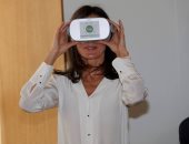 ملكة إسبانيا تجرب نظارة إليكترونية لتخفيف توتر مرضى السرطان أثناء "الكيماوى" 
