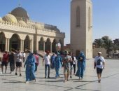 صور.. الأفواج السياحية تزور مسجد الميناء الكبير فى الغردقة