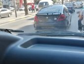 سيارة بدون لوحات معدنية تسير بحرية فى شارع فيصل الرئيسى