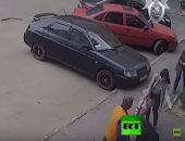 شاهد.. طفلة روسية تسقط فى بالوعة أثناء غفلة والدتها