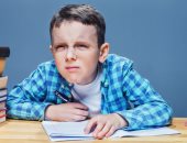 لو طفلك فى سن المدرسة.. 10 علامات لاكتشاف ضعف النظر
