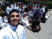 طلاب ثانوية عامة فى حلوان يحتفلون بانتهاء الامتحانات على طريقتهم الخاصة