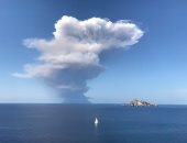تجدد ثوران بركان سترومبولى فى إيطاليا وتصاعد كثيف للأدخنة فى سماء الجزيرة