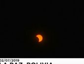 شاهد.. البوليفيون يصطفون لرؤية لمحات من كسوف الشمس