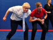 سيلفى ومصارعة واقتحام سيارات.. بوريس جونسون قبيل رحيل تيريزا ماى - وصور