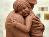 مشروع تخرج لطالب بجامعة المنيا لجندى يحمل طفلة يشعل رواد السوشيال ميديا