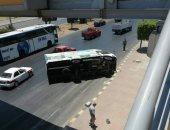 انقلاب سيارة ثلاجة نقل بمدينة العاشر من رمضان وإصابة قائدها